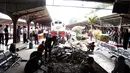 PT KAI langsung melakukan perbaikan tempat tunggu penumpang yang rusak dihantam lokomotif di Stasiun Kota, Jakarta (26/12/2014). (Liputan6.com/Faizal Fanani)