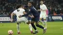 Penyerang Paris Saint-Germain (PSG) Neymar berebut bola dengan gelandang Olympique Marseille  Matteo Guendouzi pada babak 16 besar Coupe de France atau Piala Prancis 2022-23 di Stade Velodrome, Kamis (9/2/2023) dini hari WIB. Dengan hasil itu perjalanan PSG terhenti di 16 besar Piala Prancis 2022-2023. (AP Photo/Laurent Cipriani)