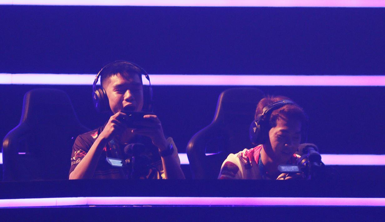 Udil Onic eSports, merayakan kemenangan tim All Star Moniyan pada Mobile Legends Bang Bang: All Star 2019 di Tenis Indoor Senayan, Jakarta, Sabtu (20/7). MLBB All Star Team dibagi menjadi 4 tim yang dipimpin pemain Onic eSports. (Bola.com/Yoppy Renato)