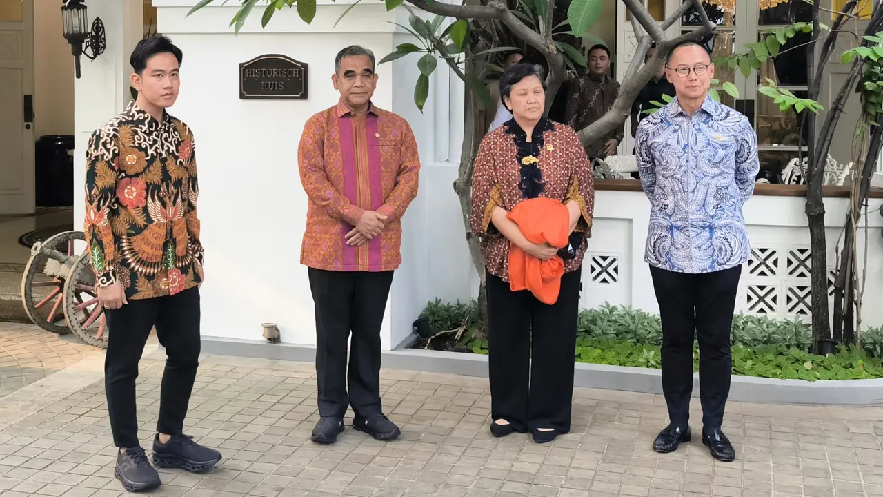 Para Pimpinan MPR RI bertolak ke sebuah restoran di kawasan Menteng, Jakarta Pusat untuk menemui Wakil Presiden Terpilih Gibran Rakabuming Raka.