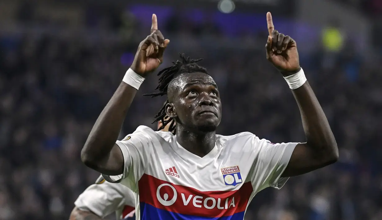 Selebrasi striker Olympique Lyonnais, Bertrand Traore usai mencetak gol ke gawang Everton pada laga Grup E Liga Europa di Stadion Stade de Lyon, Kamis (2/11). Everton tersingkir dari Liga Europa setelah dibantai oleh Lyon 3-0. (JEFF PACHOUD/AFP)