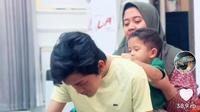 Gus Iqdam sambil makan masih bercanda dengan anak semata wayangnya, Gus novel, dan Istrinya.