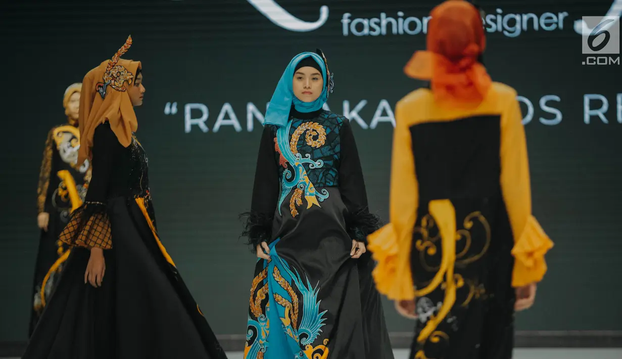 Model mengenakan busana rancangan Lia Afif bertajuk "Rancakaroros Resitala" pada ajang Indonesia Fashion Week (IFW) 2019 di Jakarta Convention Center, Kamis (28/3). Lia Afif baru saja merilis 12 koleksi busana terbarunya menggunakan kain batik dari Kutai Timur. (Liputan6.com/Faizal Fanani)