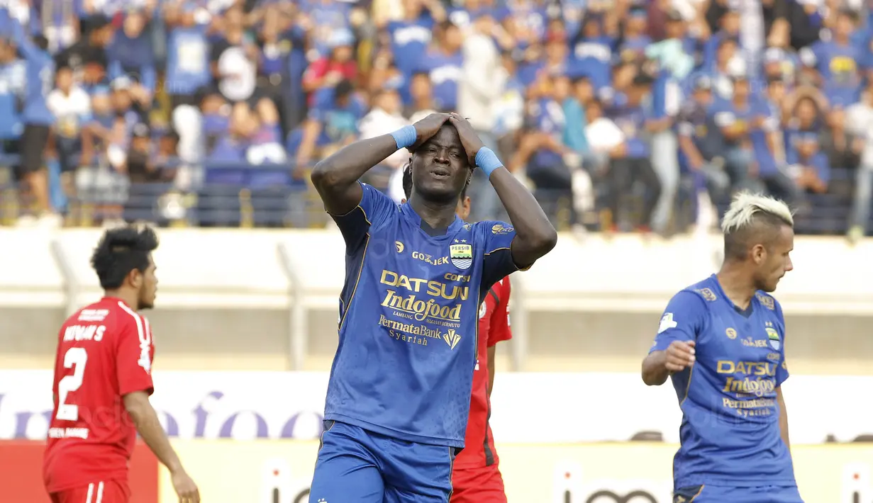 Striker Persib, Ezechiel N'Douassel, tampak kecewa usai gagal menjebol gawang Semen Padang pada laga Liga 1 Indonesia di Stadion Si Jalak Harupat, Bandung, Sabtu, (9/9/2017). Persib ditahan imbang 2-2 oleh Semen Padang. (Bola.com/M Iqbal Ichsan)