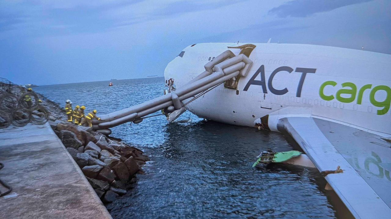 FOTO: Pesawat Kargo Tergelincir ke Laut di Bandara Hong Kong, Dua Tewas