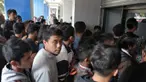Bobotoh mengantre tiket final Piala Presiden 2015 di Viking Persib Club (VPC) store Stadion Sidoli, Jum'at (16/10/2015)