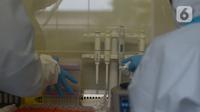 Tim  medis  melakukan pemeriksaan hasil PCR COVID-19 di  Laboratorium Container (lab Con) COVID-19 RSKD Duren Sawit, Jakarta, Kamis (18/6/2020). Dalam seminggu terakhir ada 18.105 orang di Jakarta dites PCR. (merdeka.com/Imam Buhori)