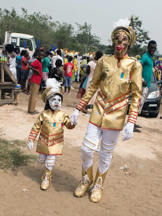 Peserta saat tiba di acara Winneba Fancy Dress di Ghana, Senin (2/1). Festival ini oleh penduduk sekitar dikenal dengan nama Kakamotobi. (AFP PHOTO / Ruth McDowall)