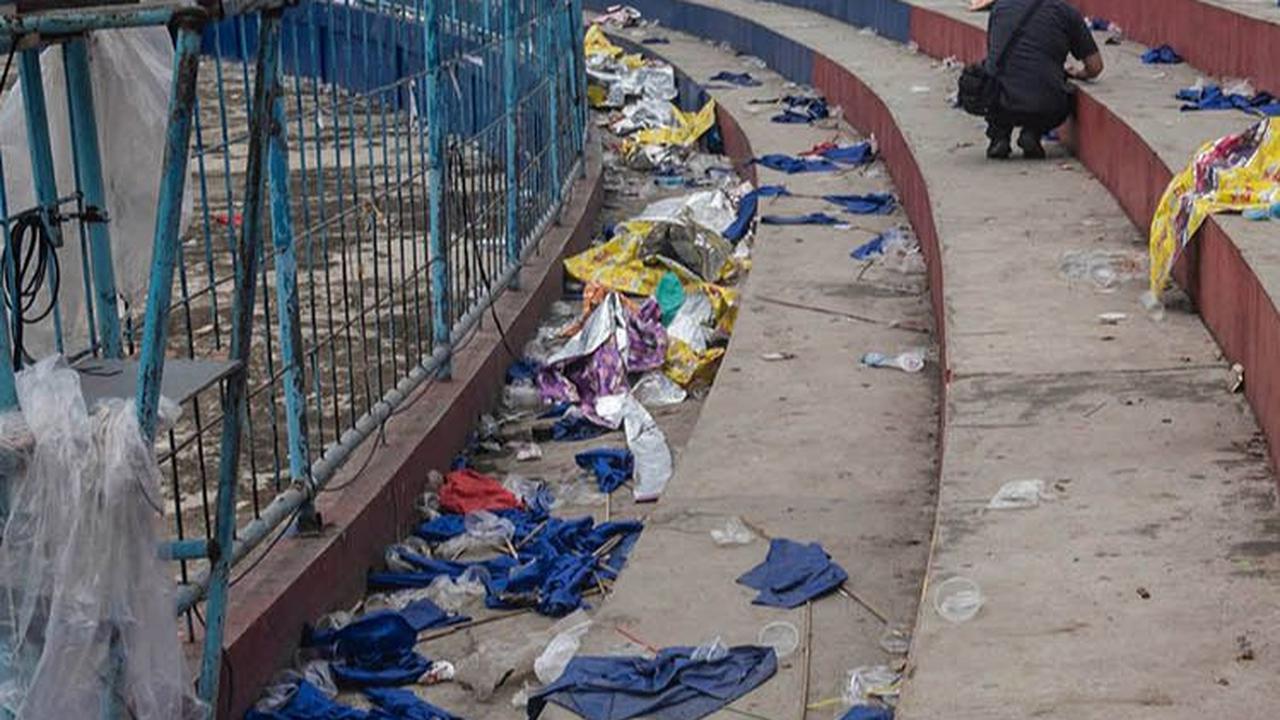 Saat itu yang ada dalam pikiran mereka hanyalah bagaimana cara untuk bisa menyelamatkan diri keluar stadion.