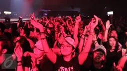 Penonton menikmati pertunjukan DJ kenamaan asal negeri Belanda, Armin van Buuren di JI-EXPO Kemayoran, Jakarta Pusat, Jumat (31/3). Armin van Buuren pernah dinobatkan sebagai DJ terbaik dunia empat kali berturut-turut. (Liputan6.com / Herman Zakharia)