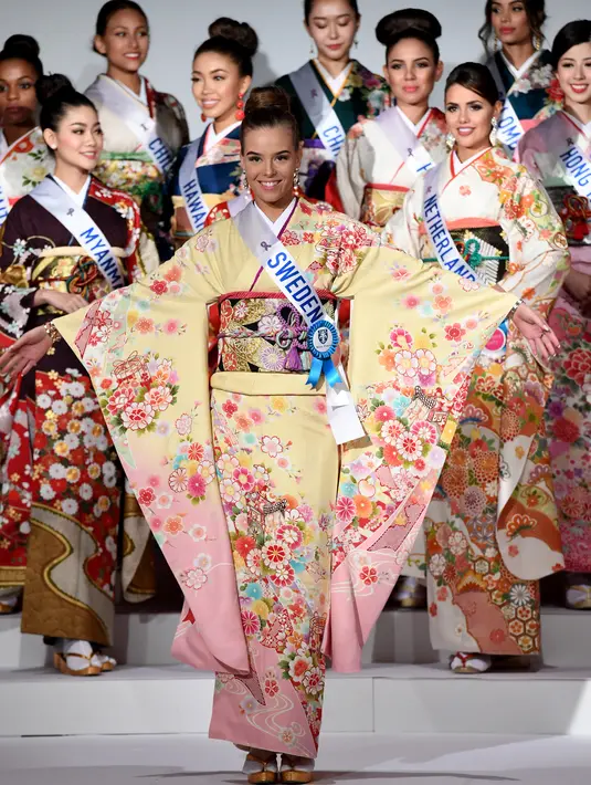Miss Swedia, Lina Ljungberg berpose dalam balutan Kimono saat konferensi pers Miss International Beauty Pageant di Tokyo (27/10). Final Miss International Beauty Pageant ke-57 akan diadakan pada 14 November mendatang. (Toshifumi KITAMURA/AFP)