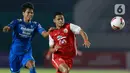 Striker Persija Jakarta, Taufik Hidayat berebut bola dengan bek Persib Bandung, Achmad Jufriyanto, pada final Piala Menpora 2021 di Stadion Maguwoharjo, Sleman (25/4/2021). Kemenangan di leg kedua ini mempertegas dominasi Persija atas Persib di final Piala Menpora 2021. (Bola.com/M Iqbal Ichsan)