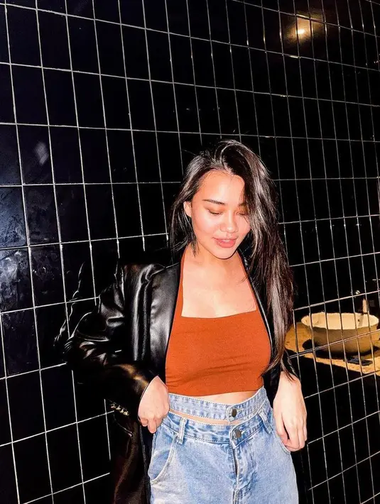 Aaliyah juga kerap tampil dengan outfit layering. Seperti potret ini, dia memadukan crop top dengan high waist pants dan leather blazer. (Instagram/Aaliyah.massaid).