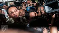 Gubernur DKI Jakarta nonaktif Basuki Tjahaja Purnama (Ahok) bergegas memasuki gedung Kejaksaan Agung, Jakarta, Kamis (1/12). Ahok beserta barang bukti kasus dugaan penistaan agama diserahkan Bareskrim ke Kejagung. (Liputan6.com/Gempur M Surya)