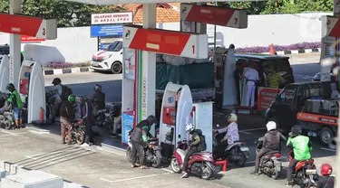 Sejumlah pengendara motor antre mengisi BBM jenis Pertalite di salah satu SPBU, Jakarta, Rabu (20/12/2023). (Liputan6.com/Angga Yuniar)