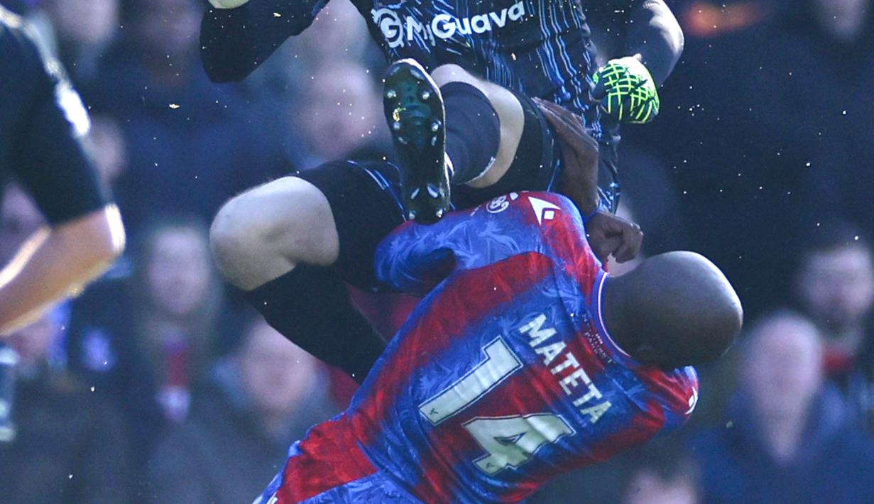 Penyerang andalan Crystal Palace, Jean Philippe Mateta, mengalami cedera serius setelah mendapat tendangan brutal dari kiper Millwall, Liam Roberts, dalam laga babak kelima FA Cup di Selhurst Park, Sabtu (1/3/2025) malam WIB. (AP Photo/Ian Walton)