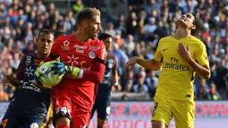 Striker Paris Saint-Germain, Edinson Cavani, tampak kecewa usai gagal menjebol gawang Montpellier pada laga Liga 1 Prancis, di Stadion de la Mosson, Sabtu (23/9/2017). Kedua tim bermain imbang 0-0. (AFP/Pascal Guyot)