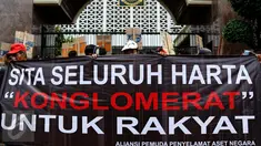 Massa dari Aliansi Pemuda Penyelamat Aset Negara menggelar aksi demo di depan Kejaksaan Agung, Jakarta, Rabu (2/9/2015). Massa menuntut penuntasan perampokan aset BPPN tahun 2003 yang merugikan negara ratusan triliun. (Liputan6.com/Yoppy Renato)