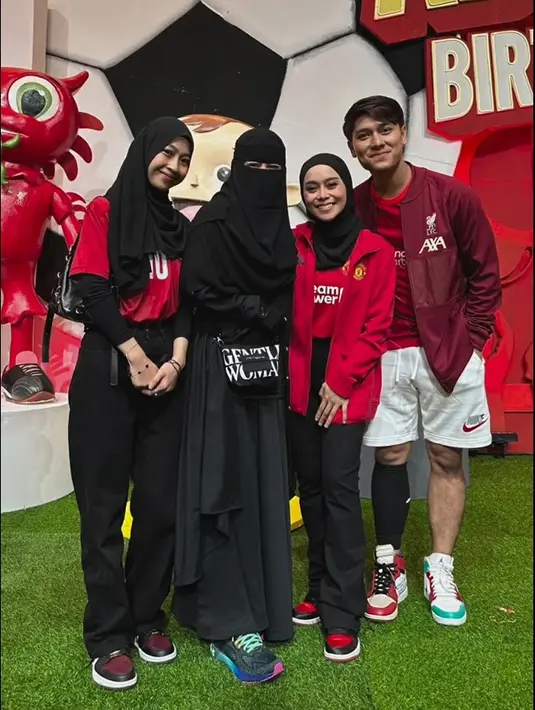 Umi Pipik beserta putrinya Adiba Khanza hadir dalam perayaan ulang tahun anak Lesti Kejora dan Rizky Billar. Dalam acara tersebut, Umi Pipik rela pinjam jarsey mantu. Sedangkan putrinya, Adiba mengenakan jarsey sang suami, Egy Mulana Vikri. [Instagram/_ummi_pipik_]