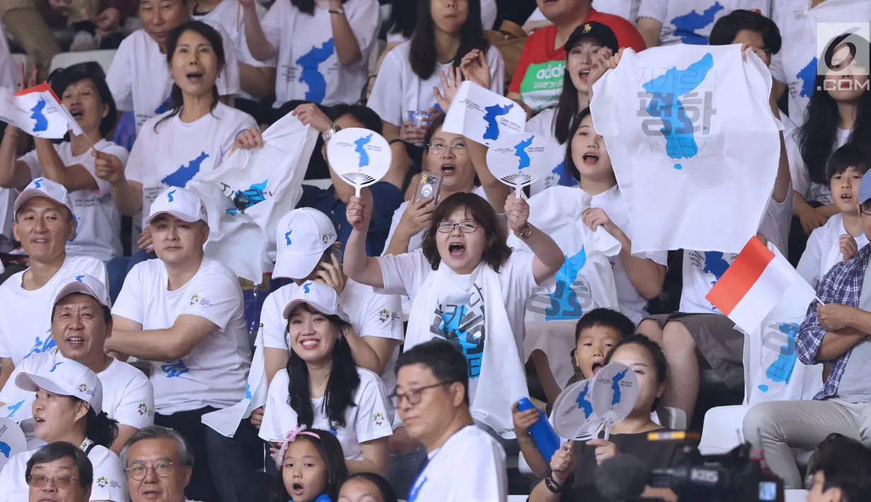 Pendukung tim Korea bersorak saat menyaksikan laga basket putri Indonesia melawan Korea pada babak penyisihan Grup X Basket Putri Asian Games 2018 di Jakarta, Rabu (15/8). Indonesia kalah 40-108. (Liputan6.com/Helmi Fithriansyah)