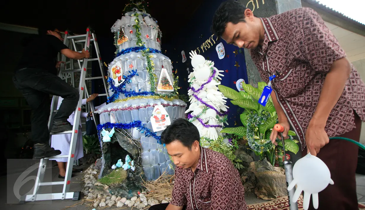 Sejumlah karyawan merangkai limbah medis menjadi pohon Natal di RS Panti Nugroho, Sleman, Rabu (23/12). Ratusan infus, sarung tangan dan masker bekas pakai yang telah disterilkan dirangkai menjadi pohon Natal. (Boy Harjanto)