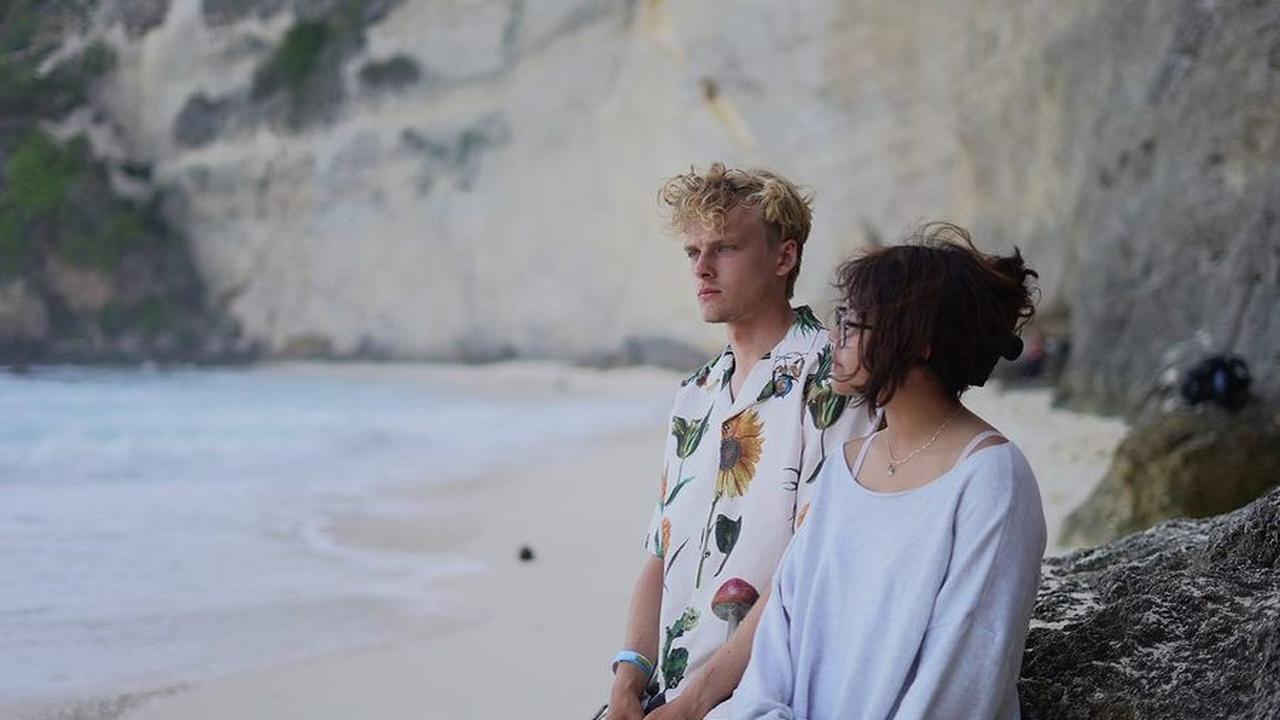 Kalau di postingan sebelumnya, Cinta menuliskan "Suka setiap detik yang aku habiskan denganmu", di unggahan ini ia menambah caption "dengan silly guy".<br>