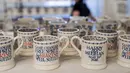 Sejumlah mug untuk smerayakan pernikahan Pangeran Harry dan Meghan Markle yan telah selesai dibuat di pabrik Emma Bridgewater di Stoke-on-Trent, Inggris (16/4). Pangeran Harry dan Meghan Markle akan menikah pada 19 Mei 2018. (AFP/Oli Scarff)