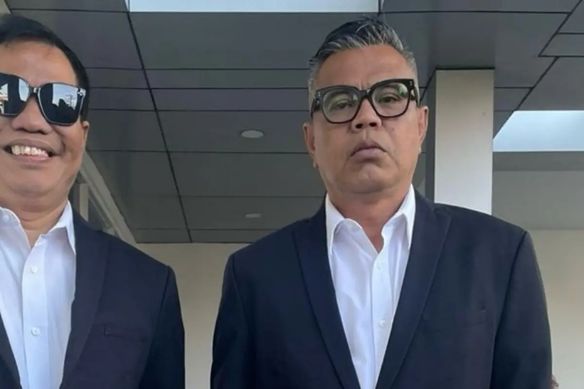 Temon & Abdel pakai kemeja & jas rapi