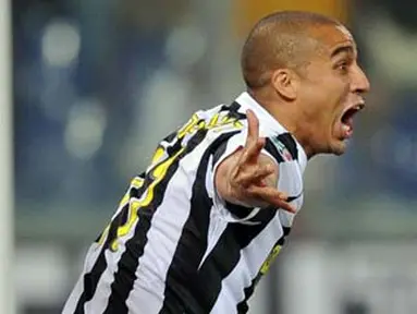 Selebrasi striker Juventus, David Trezeguet seusai mencetak gol penyeimbang kedudukan ke gawang Genoa dalam lanjutan Serie A yang digelar di Luigi Ferraris Stadium, 24 September 2009. Hasil akhir 2-2. AFP PHOTO/ ALBERTO PIZZOLI 