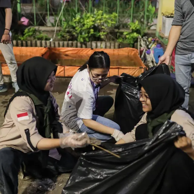 Prilly Latuconsina bersihkan sampah di Jember Fashion Carnaval 2023 (Foto: Instagram prillylatuconsina96)