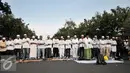 Sejumlah demonstran melaksanakan salat ashar di sela-sela demo 4 November 2016 di depan Balai Kota, Jalan Medan Merdeka Selatan, Jakarta, Jumat (4/11). Mereka melaksanakan shalat ashar berjamaah di lokasi demo. (Liputan6.com/Yoppy Renato)