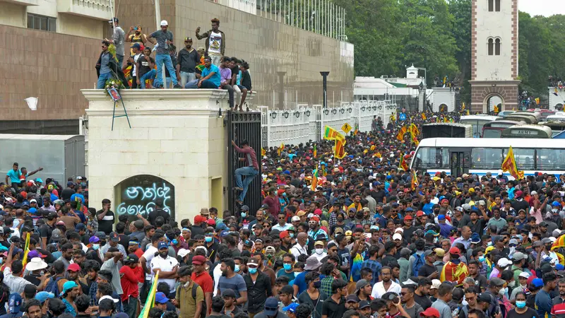FOTO: Massa Kuasai Kediaman Presiden Sri Lanka Gotabaya Rajapaksa