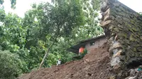 Salah satu rumah warga yang ambles gara-gara abrasi sungai. (Liputan6.com/Switzy Sabandar)