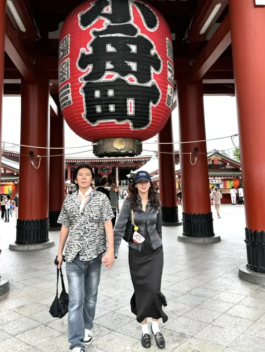 Keduanya juga kompak bergaya ala Jepang dengan nuansa hitam putih yang chic.  [Foto: Instagram/ Realmemi]