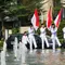 Sejumlah pasukan pengibar bendera (Paskibra) berbaris membawa bendera Merah Putih di Bundaran Hotel Indonesia (HI), Jakarta, Kamis (15/8/2024). (Liputan6.com/Herman Zakharia)