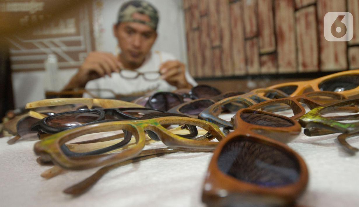 FOTO Produksi Bingkai Kacamata dari Limbah Kayu Bisnis 