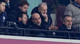 Pep Guardiola tak bisa melatih Manchester City dari bench, karena kena akumulasi kartu. (Bradley Collyer/PA via AP)