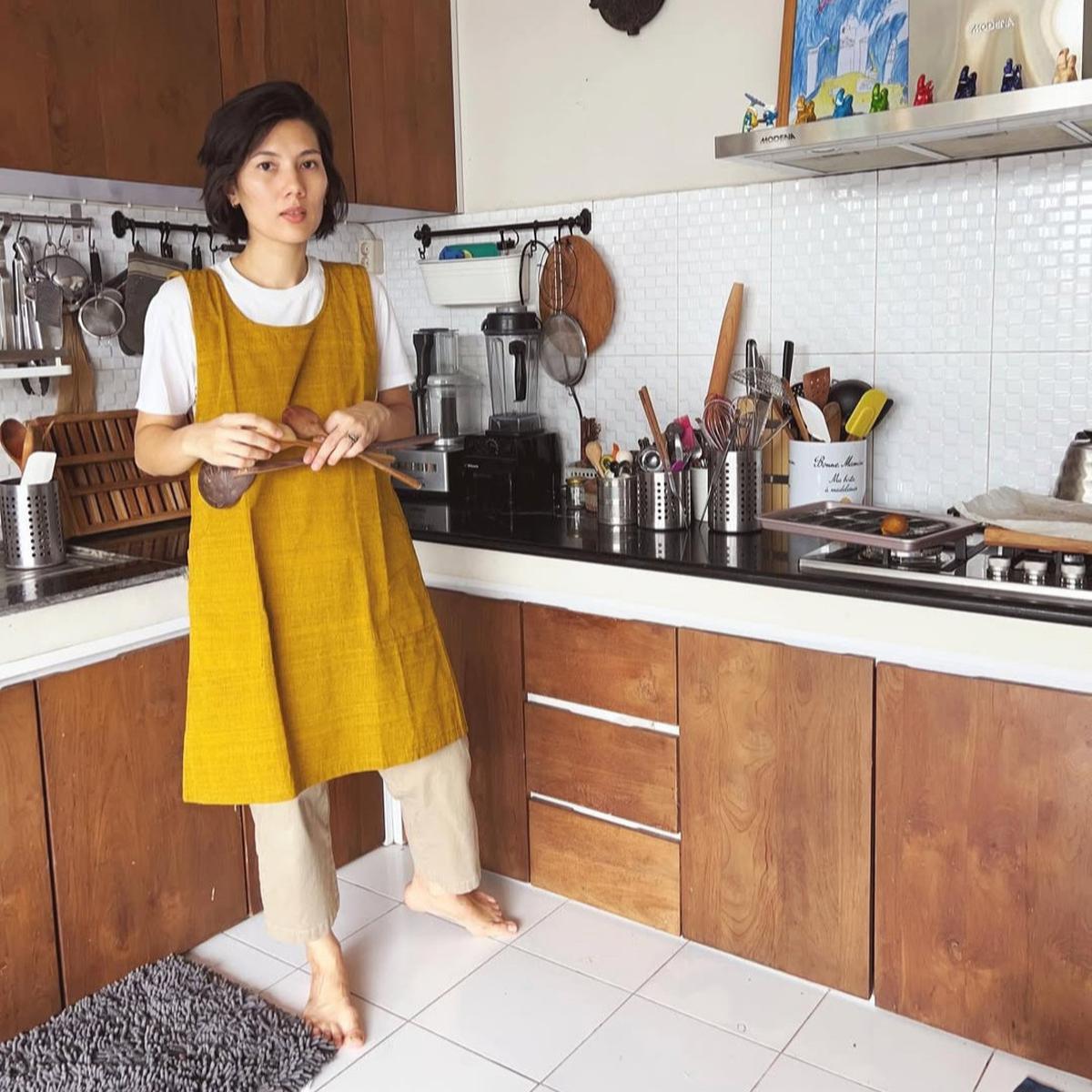 5 Potret Dapur di Rumah Eross Sheila On 7, Perabotan Sederhana Dimanfaatkan Istri yang Jago Masak & Buat Kue