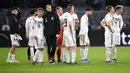 Para pemain Jerman tampak kecewa usai gagal mengalahkan Argentina pada laga persahabatan di Stadion Signal Iduna Park, Rabu (9/10). Kedua tim bermain imbang 2-2. (AP/Martin Meissner)