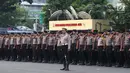 Personel polisi menggelar apel pasukan pengamanan malam takbiran di halaman Ditlantas Polda Metro Jaya, Jakarta, Kamis (14/6). Sekitar 5.000 personel  akan mengamankan malam takbiran dan salat Idul Fitri di Ibu Kota. (Liputan6.com/Immanuel Antonius)