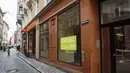 Sebuah tanda "disewa" tergantung di jendela sebuah kafe di Riga, Latvia, pada hari pertama lockdown selama satu bulan, Kamis (21/10/2021). Pemerintah Latvia kembali menerapkan lockdown mulai 21 Oktober sampai 15 November 2021 menyusul kenaikan kasus COVID-19. (Gints Ivuskans / AFP)