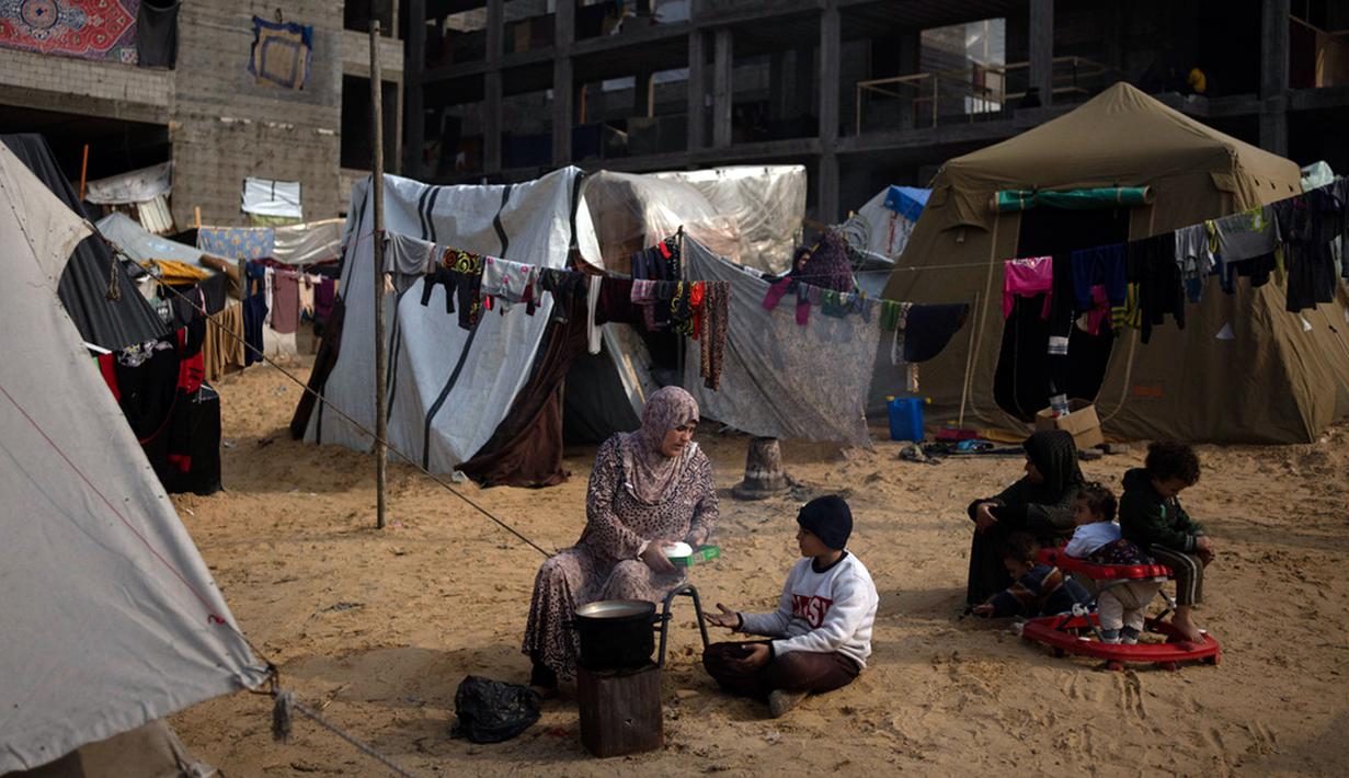 Muwasi dinilai jadi tempat yang aman bagi warga Gaza untuk mengungsi dari serangan Israel. Namun, kota kecil di pinggiran pantai di Gaza ini kini semakin penuh sesak. (AP Photo/Fatima Shbair)