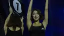 Pesona kecantikan Ring Girl meramaikan suasana pertarungan One Championship. (Bola.com/Peksi Cahyo)