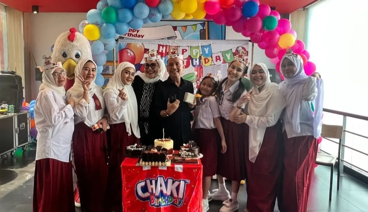 Dalam keterangan fotonya, Ayu mengaku senang berhasil memberikan kejutan untuk sanv ayah. Bahkan, ayahmya sampai marah dan menangis karena tingkah lakunya.[instagram/ayutingting92]