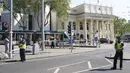 <p>Kepolisian Inggris menyatakan tiga orang ditemukan tewas dalam insiden yang terjadi di Kota Nottingham. Seorang pria telah ditangkap terkait dugaan pembunuhan, setelah sebuah van berupaya menabrak tiga orang lainnya. (Jacob King/PA via AP)</p>