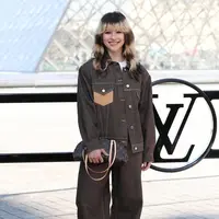 Debut di panggung fashion global, Alysa Liu memadukan aura atlet dengan gaya boyish khas Louis Vuitton. [@complexstyle/@tyronmachhausen].