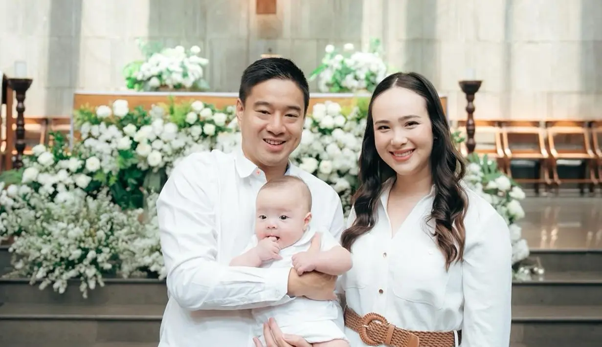 Sang anak telah dibaptis dan seperti terlahir kembali, kebahagiaan terpancar jelas di wajah Pamela Bowie dan Armand Gunawan. Pamela Bowie tampil dengan mengenakan dress warna putih ditambah dengan ikat pinggang warna cokelat untuk mendukung penampilannya jadi makin menarik. Sementara Armand pakai kemeja putih dan si kecil pakai setelan baju putih. (Liputan6.com/IG/@pammybowie)