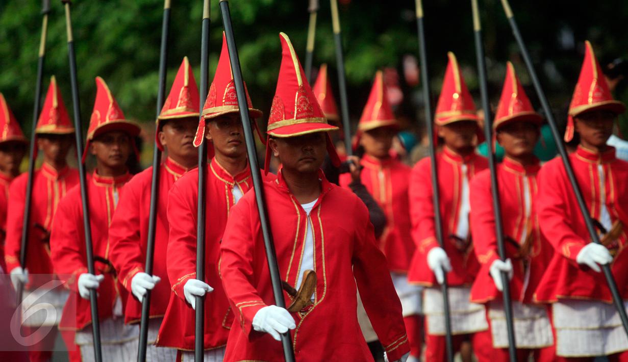 Prajurit lombok abang mengikuti karnaval budaya Keris Summit 2015 di Jl Malioboro, Yogyakarta,  Rabu (28/10/2015). Keris summit 2015 akan berlangsung di beteng vredeburg Yogyakarta. (Boy T Harjanto)