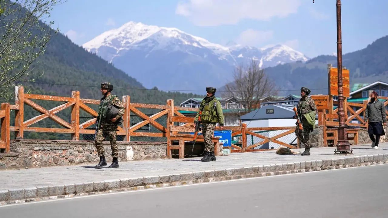 Petugas keamanan berpatroli di jalan pada pagi hari setelah serangan di Jammu dan Kashmir pada tanggal 23 April. (Dar Yasin/AP)