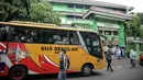 Bus sekolah terparkir di depan SMK Negeri 15 usai pembelajaran tatap muka (PTM), Kebayoran Baru, Jakarta Selatan, Jumat (3/9/2021). Dishub DKI Jakarta melalui Unit Pengelola Angkutan Sekolah mengoperasikan 70 bus sekolah yang melayani 20 rute reguler dan 13 rute zonasi. (Liputan6.com/Faizal Fanani)